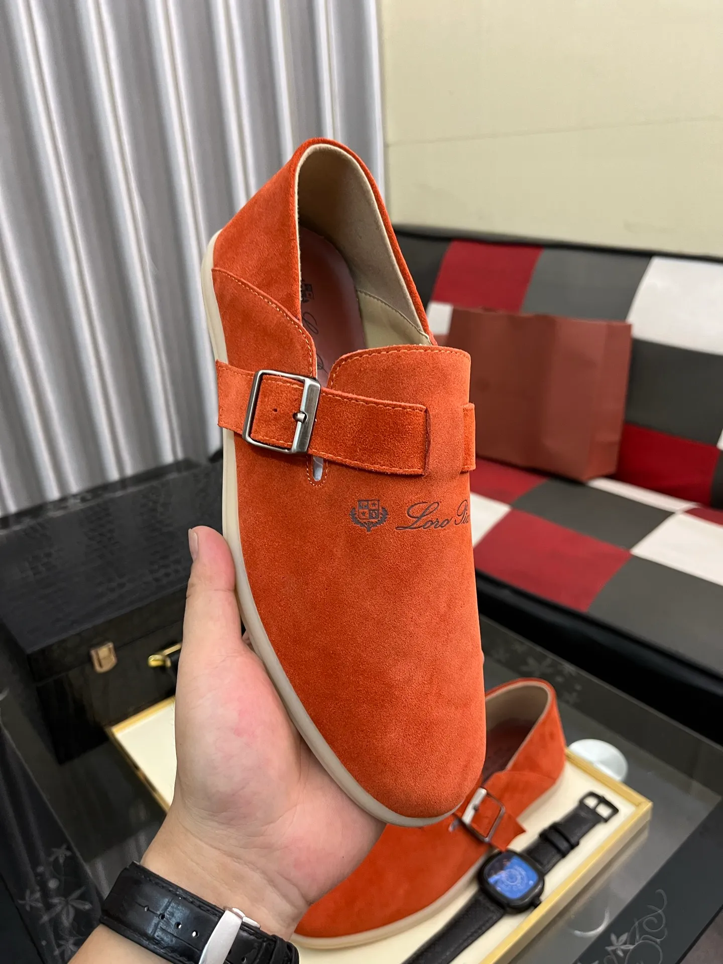 Men's men's shoes 💰458⌚️⌚️ Loro Piana's classic hot model lp top version of Pili casual shoes. It turns out that these are the casual shoes that are said to be able to walk 20,000 steps without getting tired. This pair has both good looks and feel. You will be completely lost as soon as you put it on. The minimalist design is eye-catching and durable, and it is a bonus for dressing. The soft feeling on the feet has outstanding texture, and it is very nice without abrasion on the feet. The soft and waxy soles make it easy to wear for daily use for a long time. Who can resist a pair of versatile and good-looking loafers? Don't be too elegant at all, the feel and texture of the feet are good, the key is to make the legs look longer and not tire the feet, the main thing is that it is just right!        Material: Original cowhide Lining: Original sheepskin Outsole: Original sole Size: 38-44